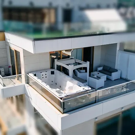 Penthouse View With Pool On Terrace! *